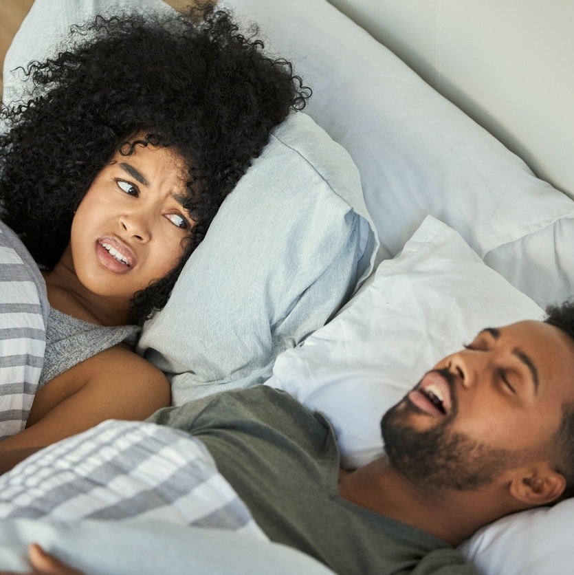 Tampão de ouvido para noiva enquanto noivo ronca